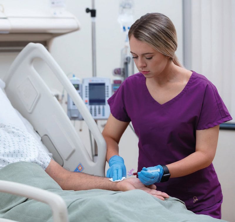 Profesional de la salud durante la recolección de una muestra